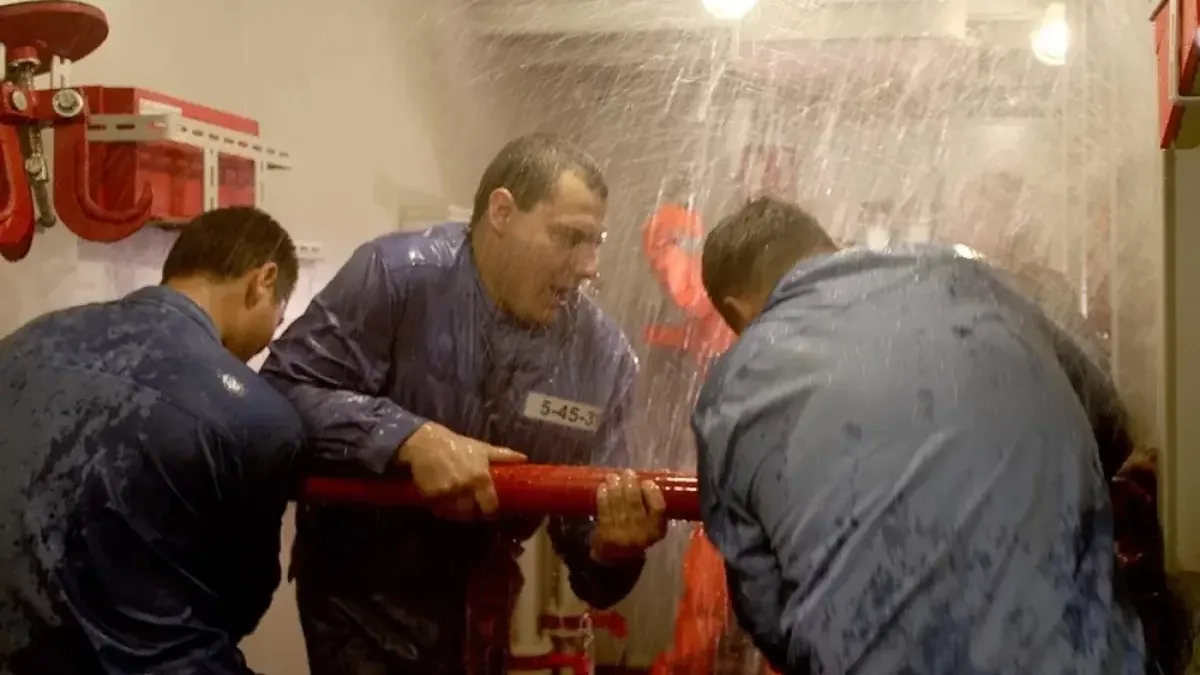 Подводники ТОФ тренируются выживать в пожарах и затоплениях