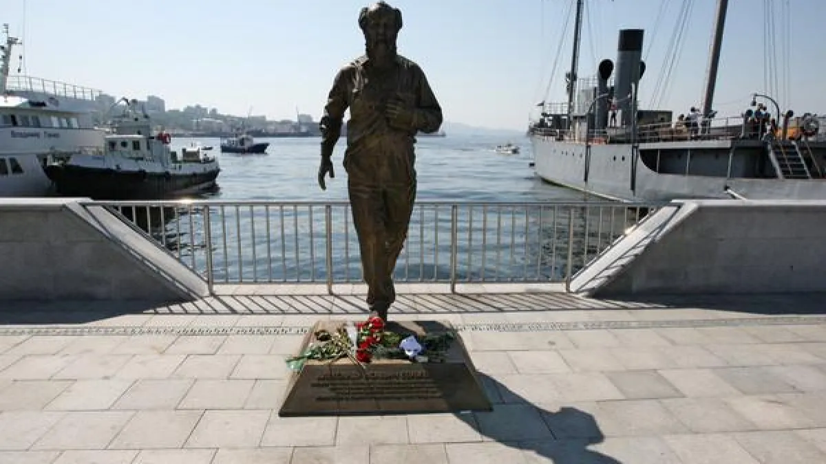 Тихоокеанский флот потребовал снести памятник Солженицыну с набережной Владивостока