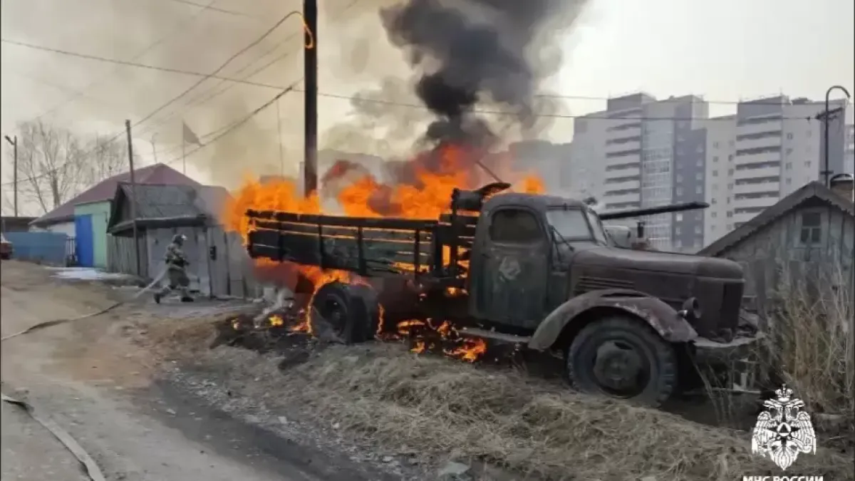 Пламя с грузовика перекинулось на забор в Находке