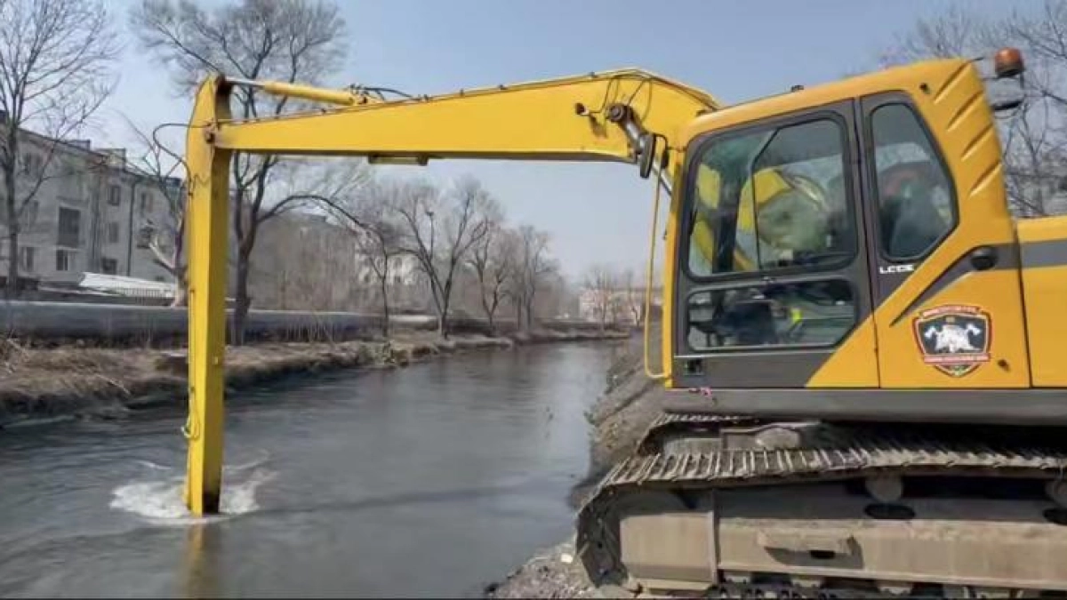 Во Владивостоке подняли 3800 кубометров ила из реки Объяснения