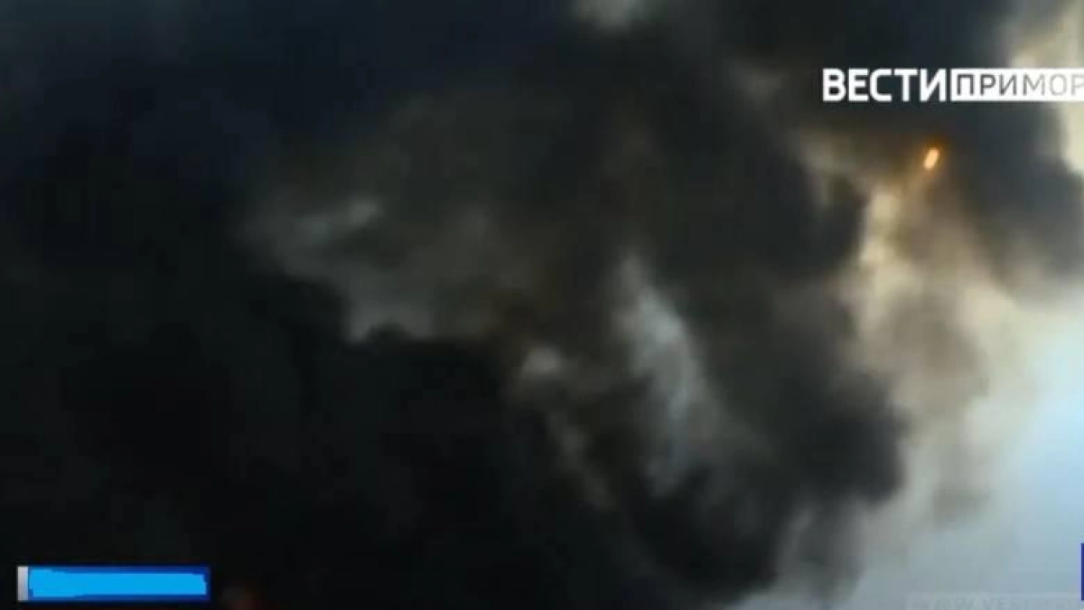 Ночное ДТП во Владивостоке: один автомобиль загорелся после столкновения