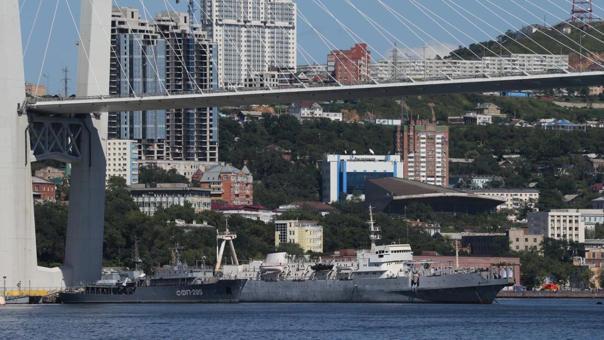 Владивосток переходит на кириллицу: бизнес меняет вывески по новому закону