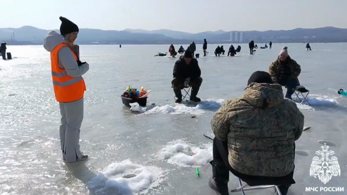 500 рыбаков вышли на лёд Амурского залива вопреки запрету МЧС