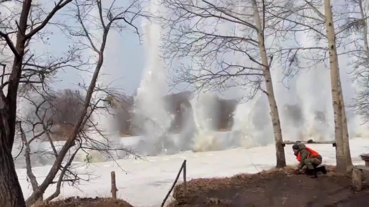 Взрывчатка против ледохода: в Приморье спасли мост через Арсеньевку