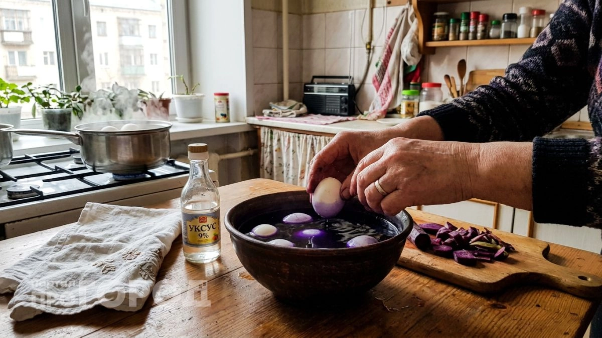 Забыла про скучную шелуху и теперь крашу яйца под звездное небо — от такой красоты на столе гости не отводят глаз