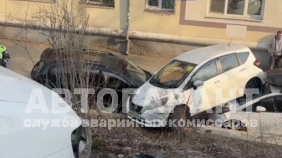 Водитель перепутала педали и снесла четыре автомобиля во Владивостоке