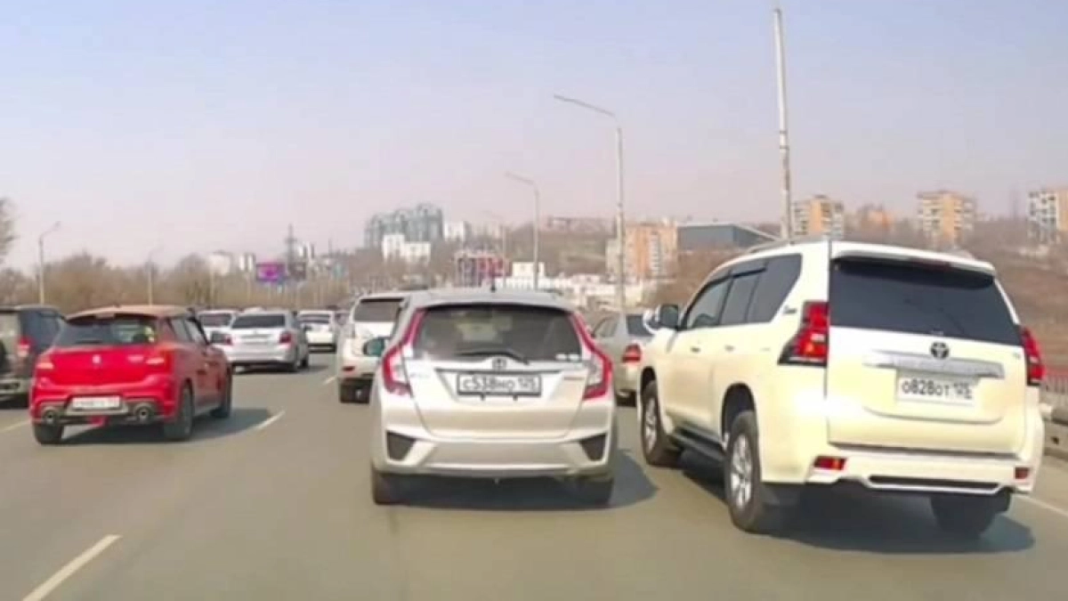 Водитель Toyota Land Cruiser Prado устроил опасное перестроение на путепроводе Владивостока