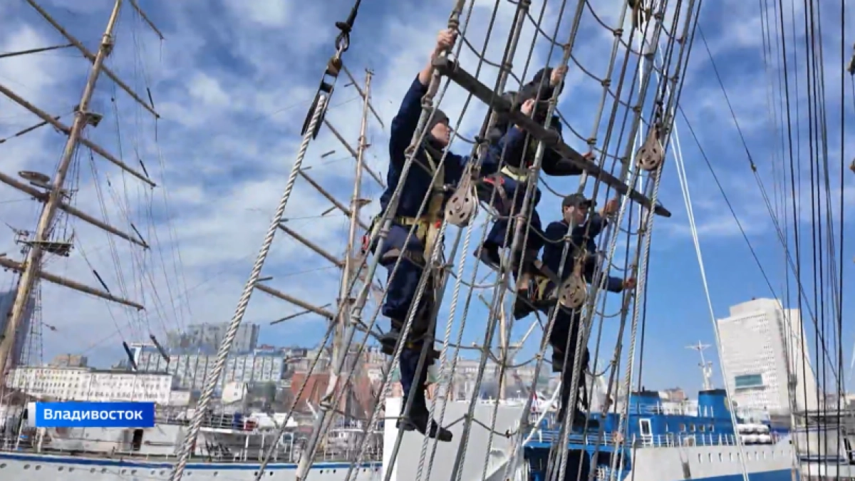 Фрегат «Паллада» вышел в рейс с сотней курсантов на борту