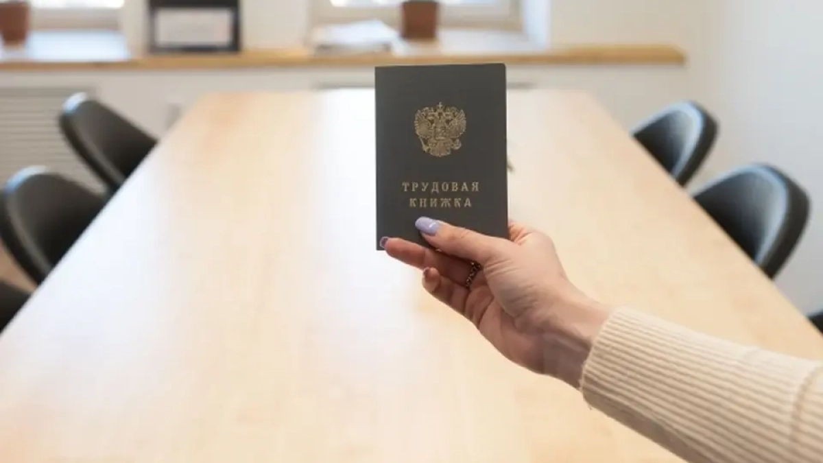 Таможенник в Приморье брал взятки за ускоренное оформление товаров