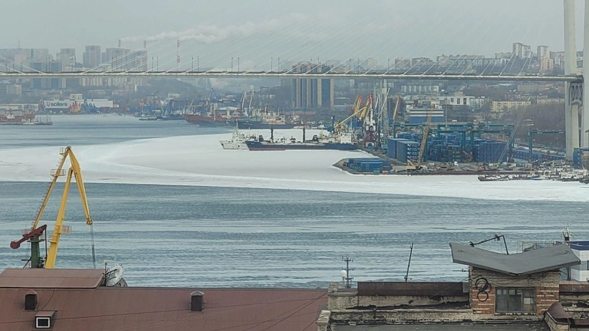Порт Владивосток открылся для свободного плавания: лёд отступил раньше срока