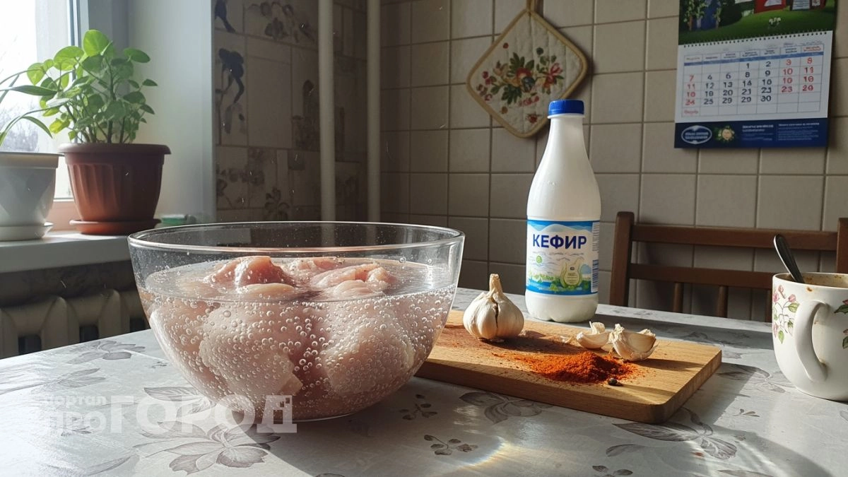 Курица перестала быть сухой когда я додумалась просто залить её кефиром по немецкой хитрости и мясо тает во рту