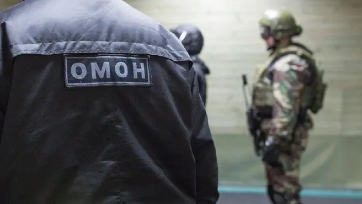 СОБР с автоматами прервал футбольный матч во Владивостоке и уложил болельщиков