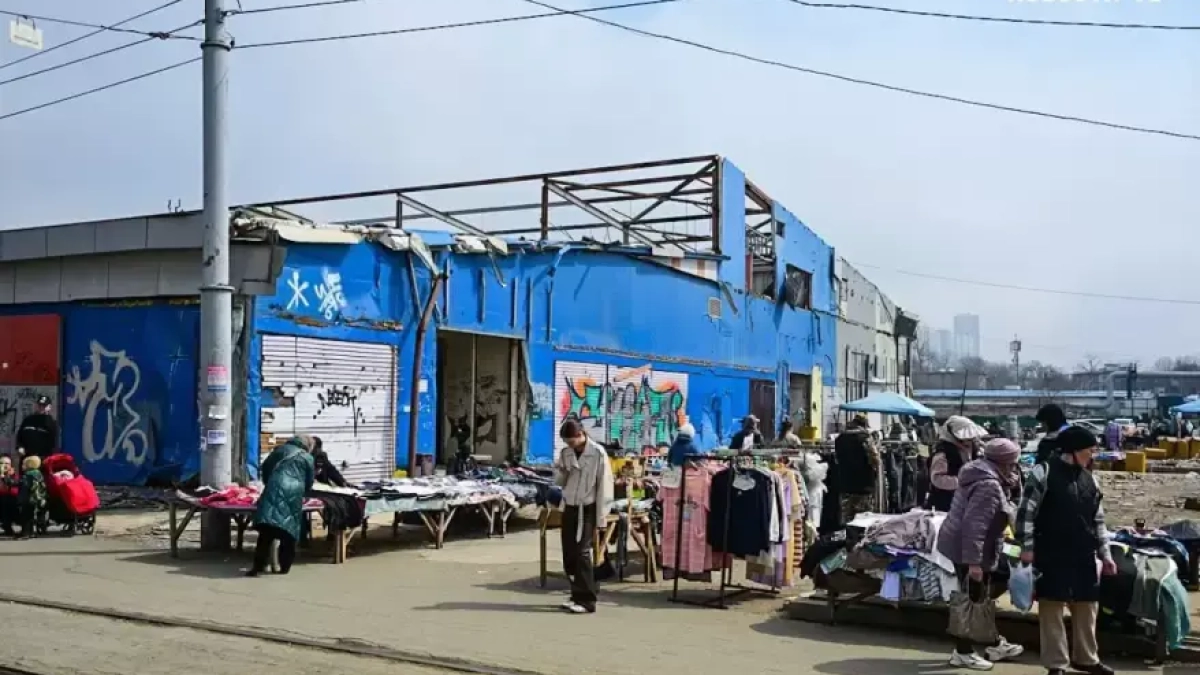 Снесённый рынок у «Спортивной» во Владивостоке ожил среди мусора