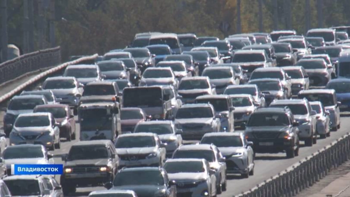 Перевёрнутый автомобиль заблокировал въезд во Владивосток в час пик