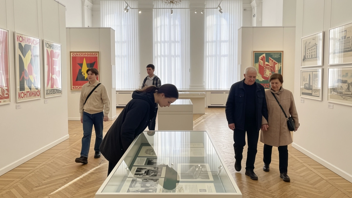 Во Владивостоке открылась выставка авангарда с цифровым мэппингом несуществующих зданий