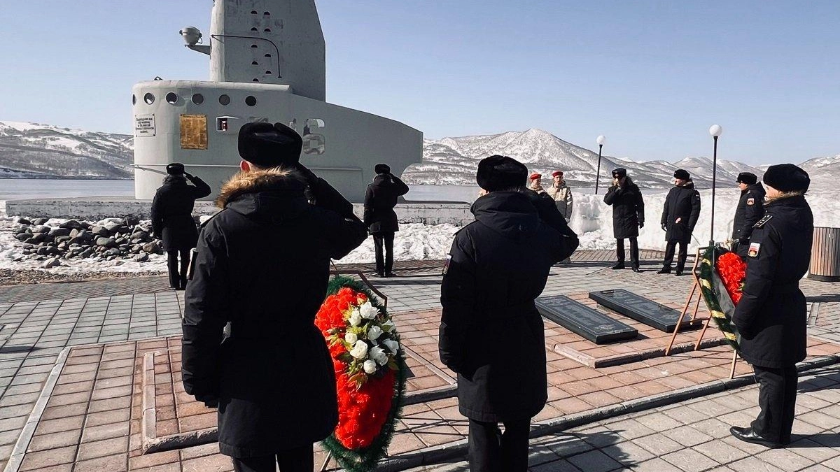 Военные и ветераны ТОФ почтили память подводников у памятников Л-19 и Л-16
