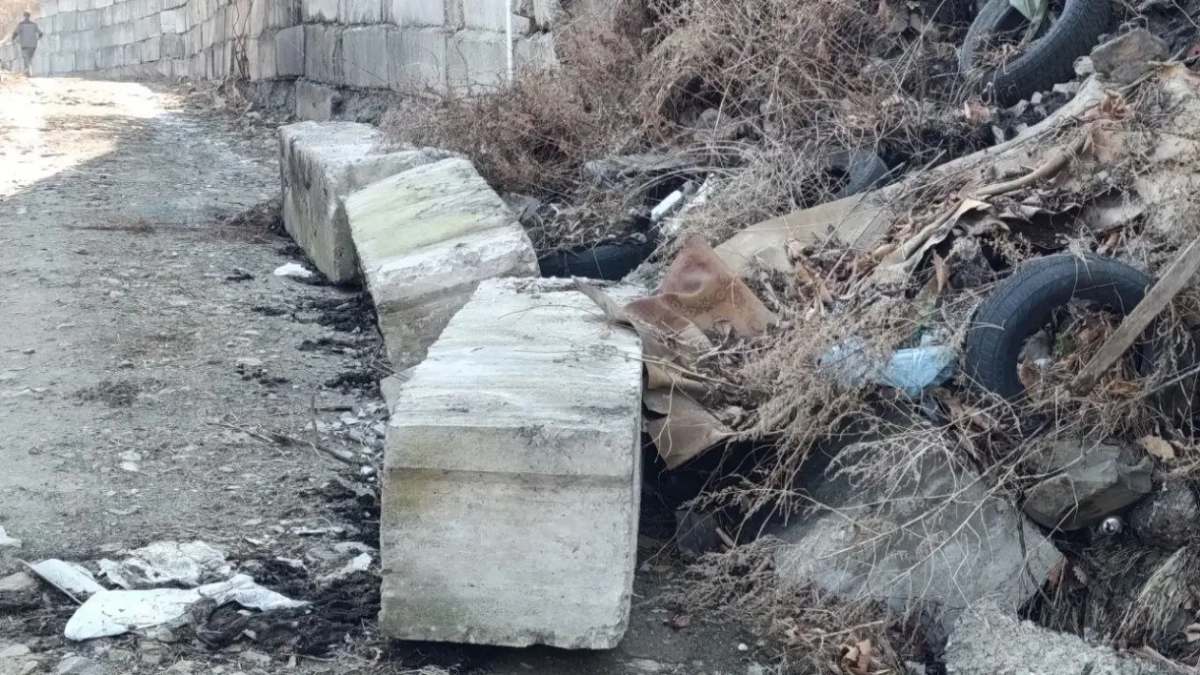 Подпорная стена на Смоленской рухнула — ремонт не планировался до 2027 года