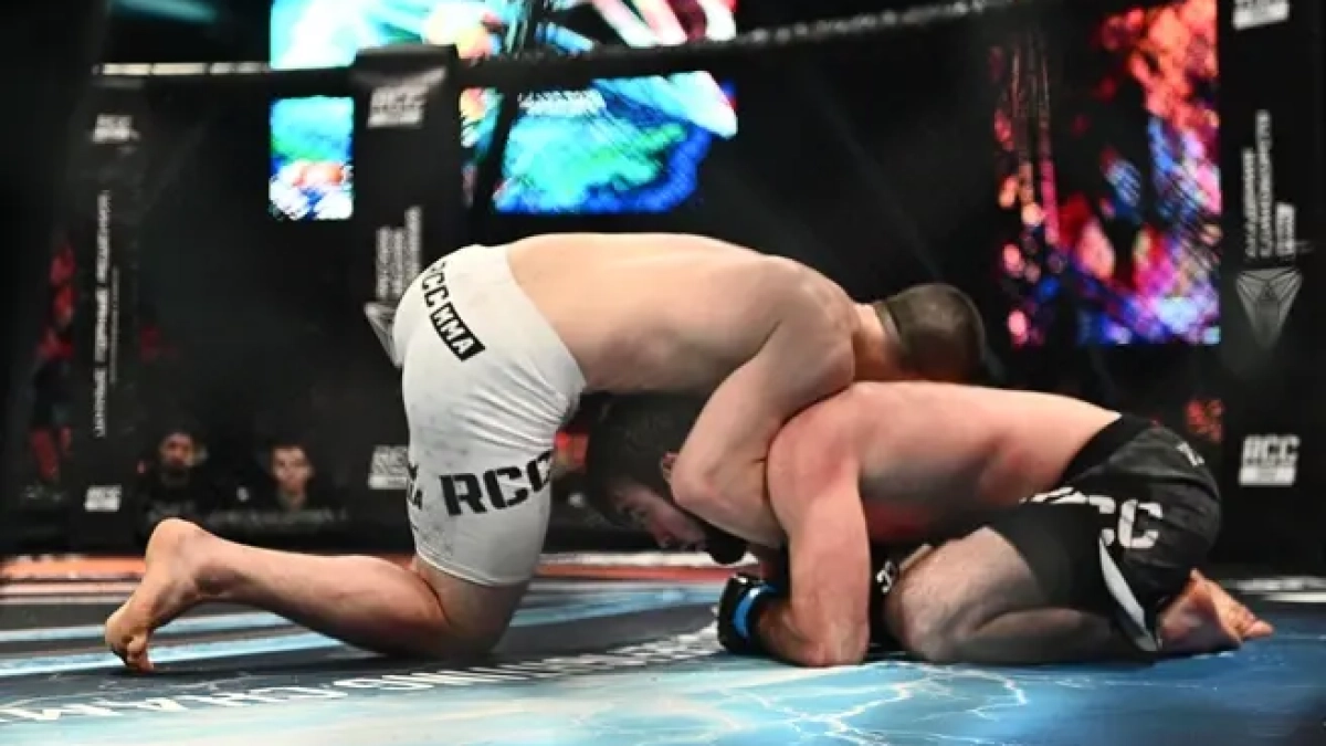 Футболку с автографами пяти звёзд ММА продают во Владивостоке за 55 тысяч