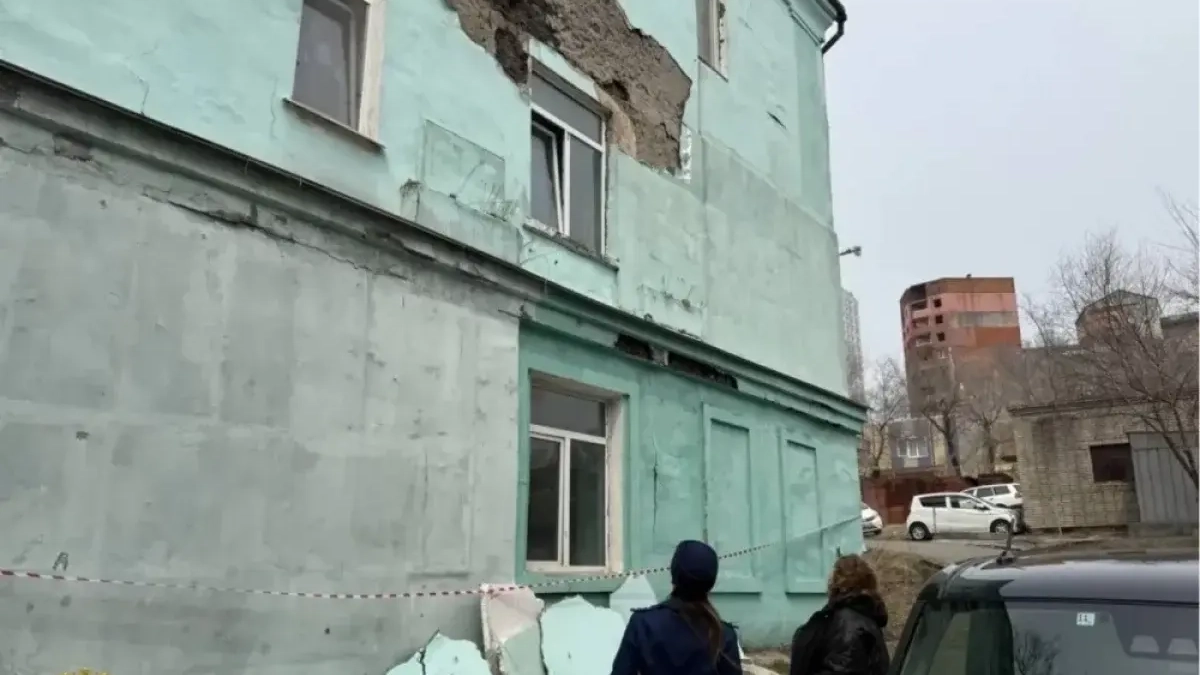 Фасад дома 1938 года обрушился во Владивостоке: прокуратура начала проверку