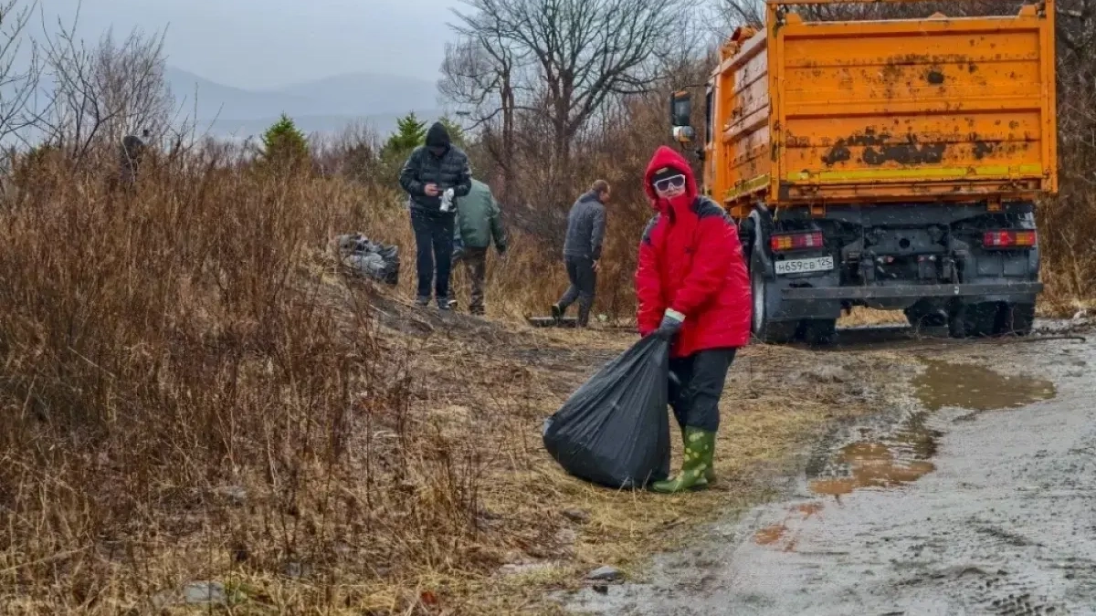 На «Уссурийской батарее» провели субботник вопреки непогоде