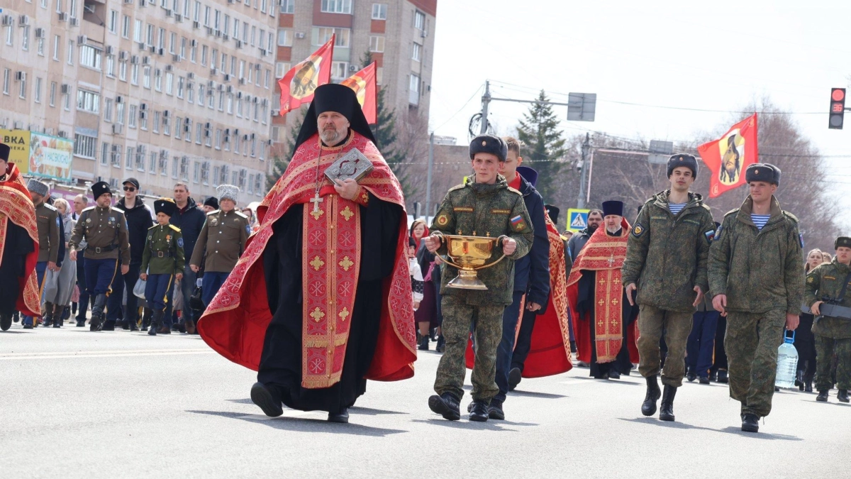 700 человек прошли пасхальным крестным ходом по улицам Уссурийска