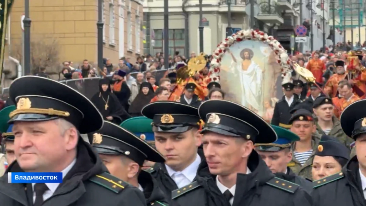 Тысячи приморцев прошли крестным ходом по Светланской в Пасху