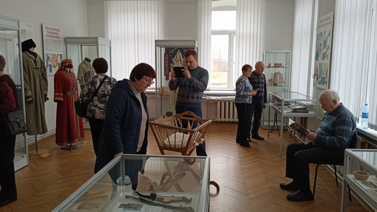 Семья Андрейцевых открыла выставку уникальных артефактов коренных народов Приморья