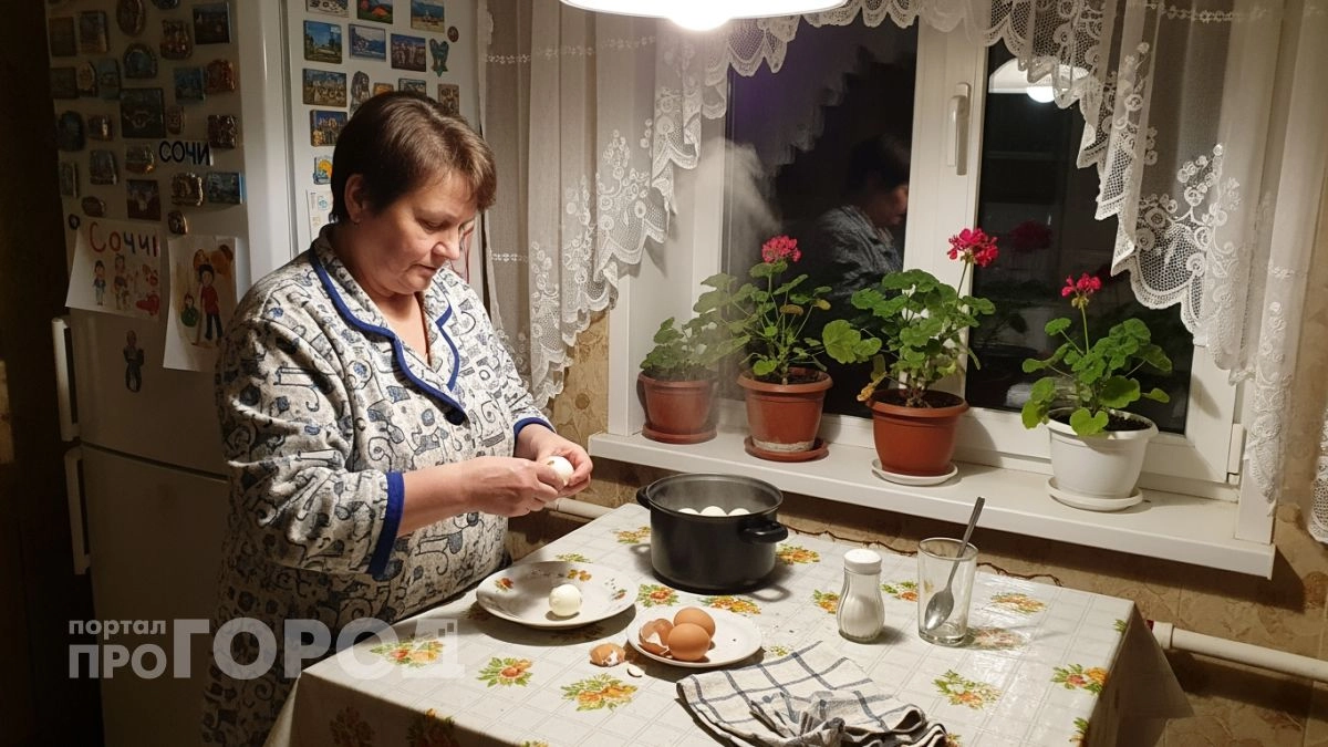 Хватит мучиться с очисткой вареных яиц: этот простой трюк с водой поможет снимать скорлупу одним движением