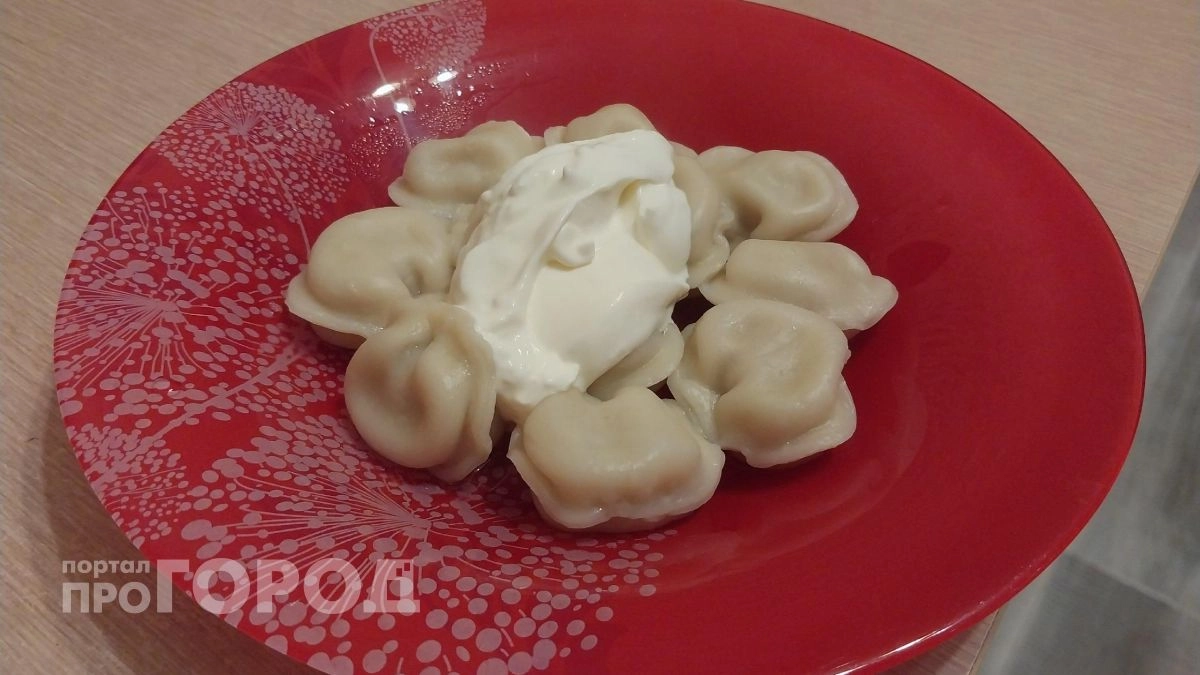 Хватит портить пельмени обычной варкой: попробуйте этот метод без воды и масла для идеальной сочности блюда