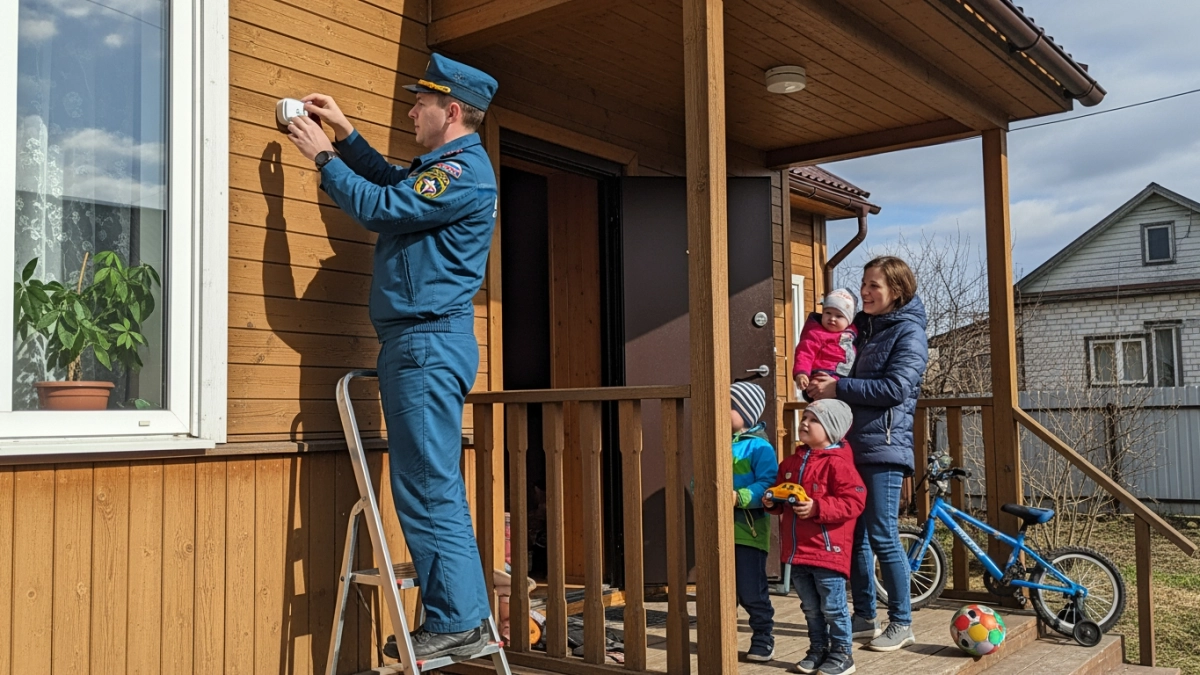 В Приморье установили 4 000 пожарных датчиков для семей в зоне риска