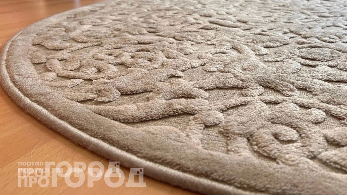 Забудьте про ковры на полу: дизайнеры назвали стильные альтернативы для современного интерьера в 2026 году