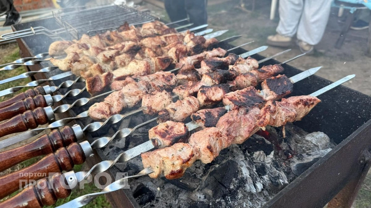 Перестаньте мучить мясо на огне: главный секрет сочного шашлыка, который превратит жесткий кусок в деликатес