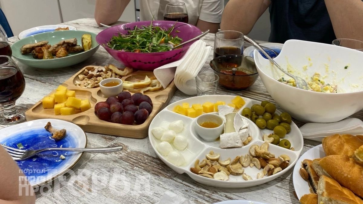 Забудьте про обеденный стол на кухне: чем европейцы заменяют стандартную мебель ради комфорта и пространства