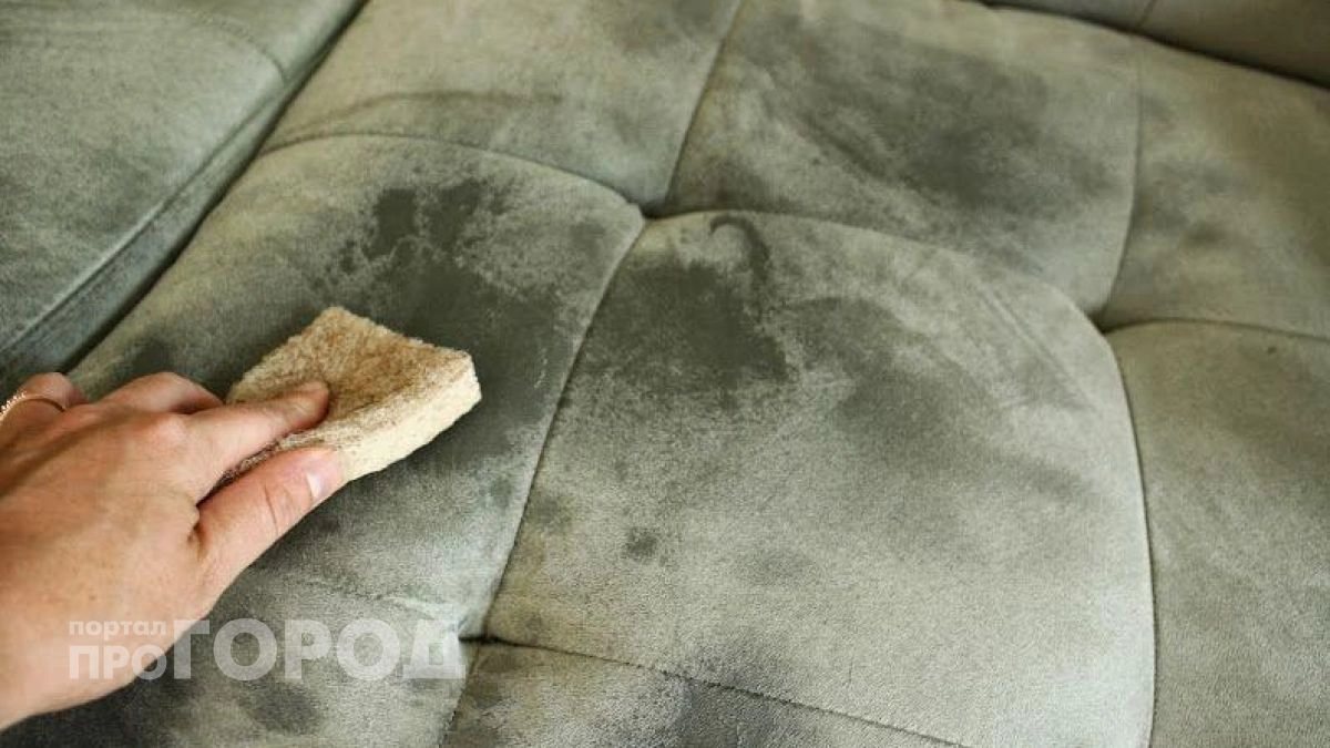 Забыла про дорогие услуги химчистки: смешиваю эти два средства для идеальной чистоты любого дивана дома