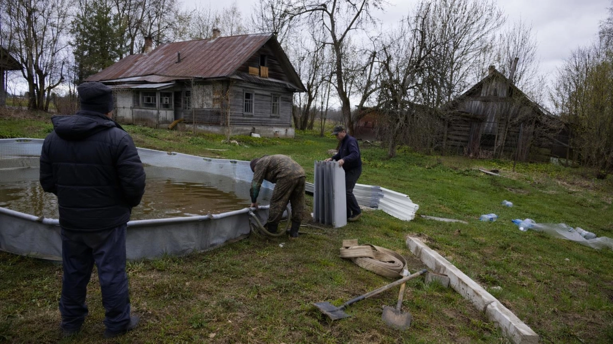 Суд обязал семью главы ОПГ «Трифоновские» снести бассейн и баню на своём участке