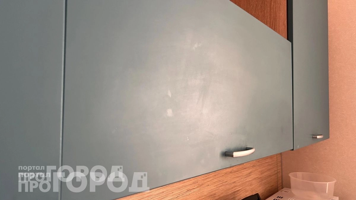 Забудьте про жесткие щетки: копеечное аптечное средство растворяет жир на кухонном фартуке за считанные секунды