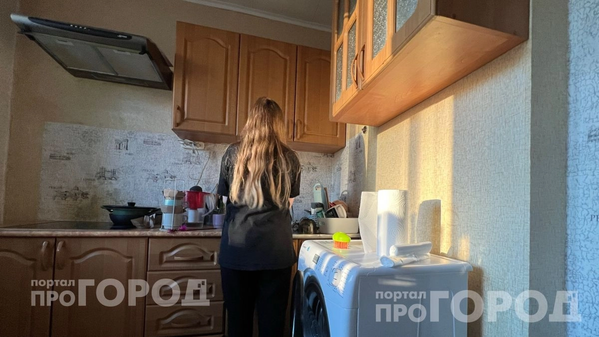 Хватит оттирать жир на кухне: обычное растительное масло очистит фасады до блеска за пару простых движений