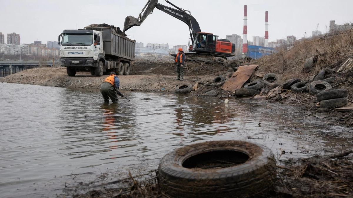 Кожемяко проверил очистку реки Объяснения: 700 метров русла уже пройдено