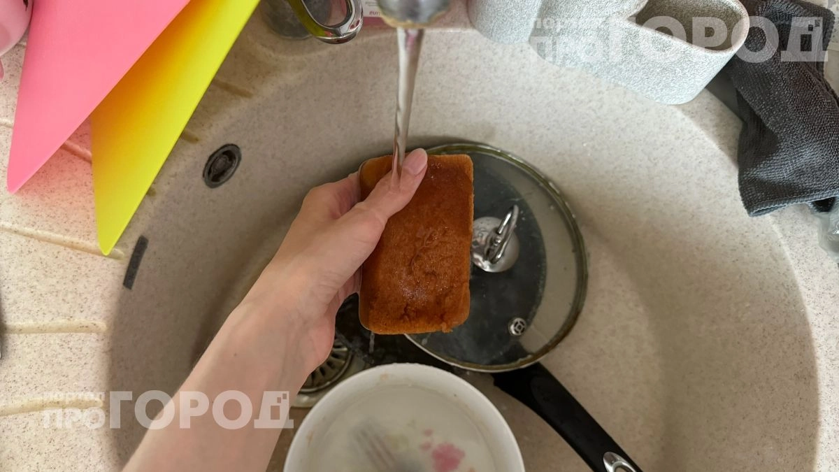 Выкиньте дорогую химию: этот простой состав удаляет застарелый жир с тарелок до идеального скрипа за минуту