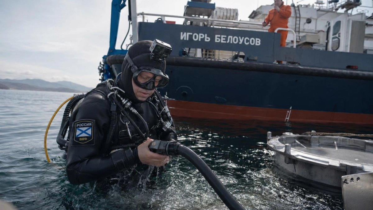 Водолазы «Игоря Белоусова» отработали спасение субмарины на глубине 60 метров
