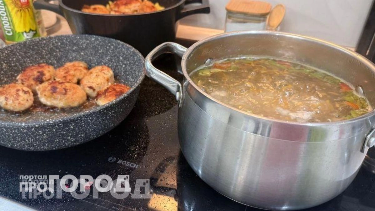 Добавьте щепотку этого дешевого продукта в кастрюлю: суп приобретет ресторанный вкус за пару минут