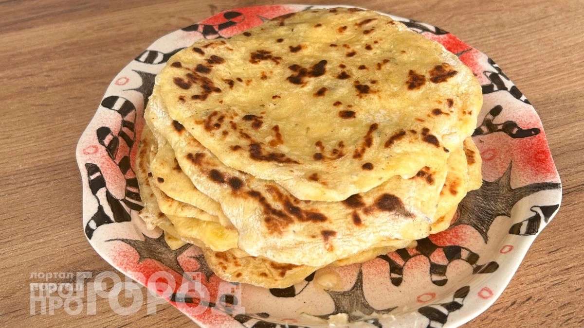 Хватает всего двух продуктов из холодильника: готовлю картофельные лепешки с сыром быстрее любого завтрака