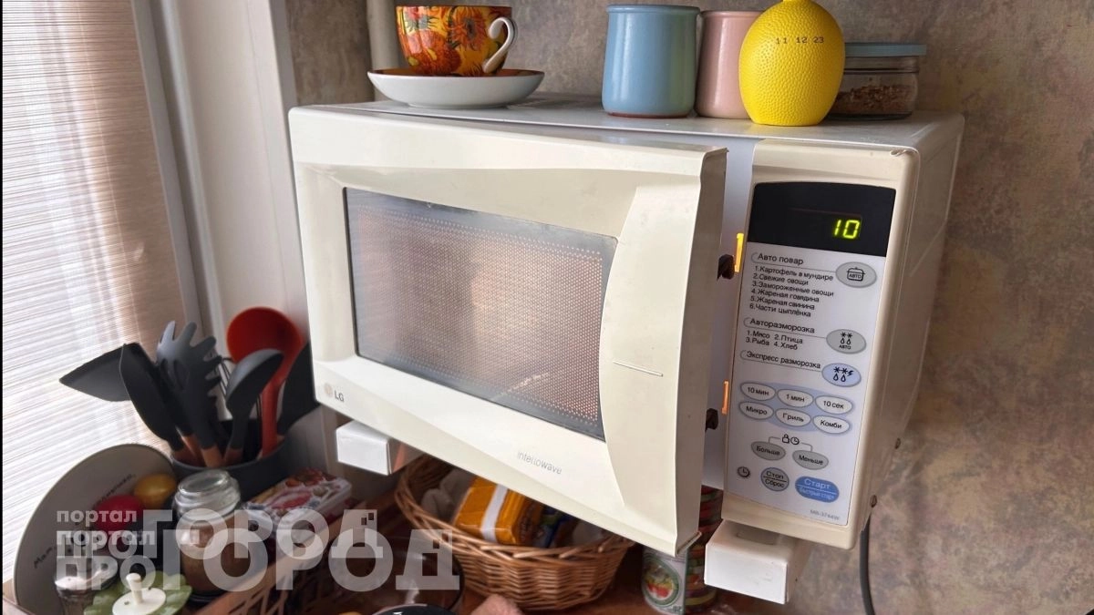 Хватит портить обед: вот 10 привычных продуктов, которые становятся ядом после разогрева в микроволновке