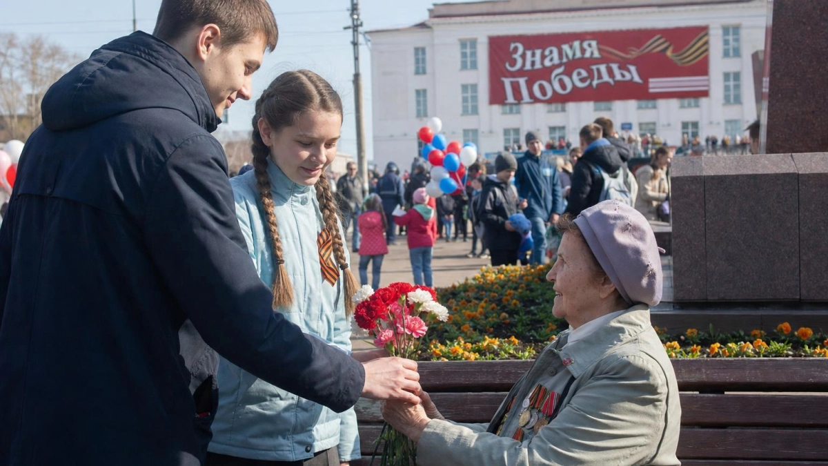 В Фокино социальный проект «Знамя Победы» объединил горожан к 80-летию Победы