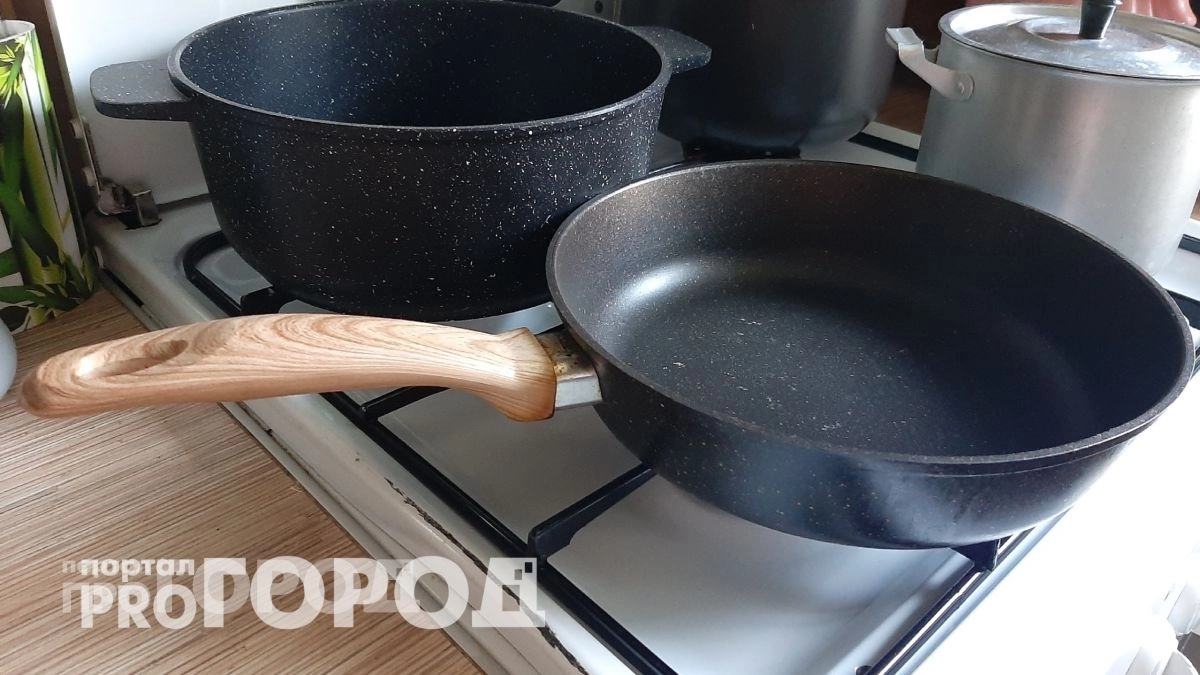 Больше не трачу деньги на дорогую бытовую химию: ресторанный способ очистить любую сковороду до блеска