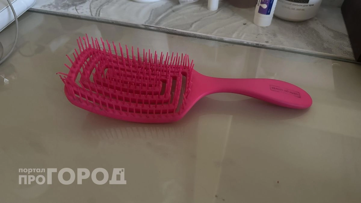 Хватит портить волосы привычной расческой: узнайте одну простую технику, которая сохранит густоту до старости