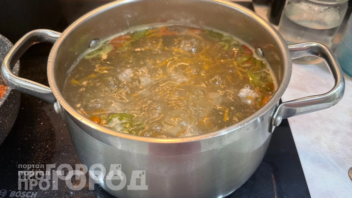 Вы зря добавляете этот продукт в куриный бульон: он безнадежно портит вкус и чем его лучше заменить