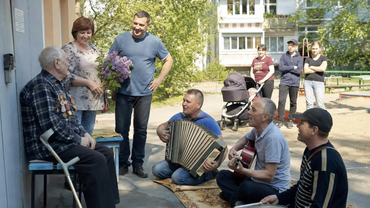 102-летний ветеран-подводник принял личный Парад Победы под окнами дома