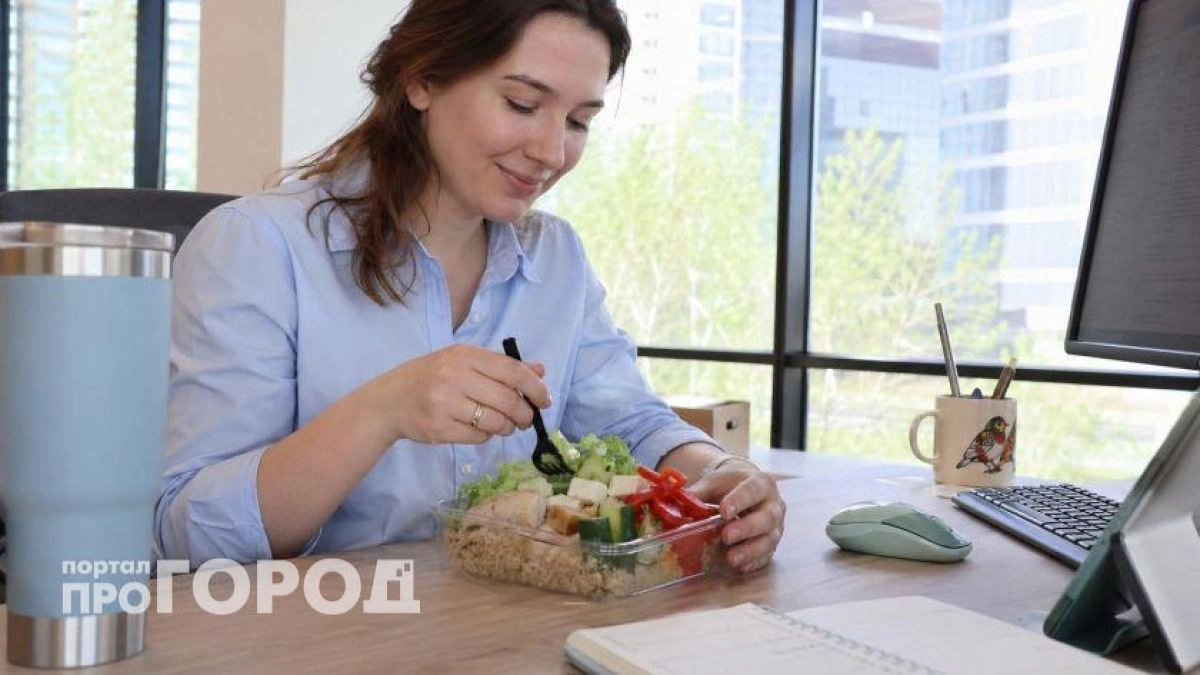 Хватит смущать офис ароматами еды: шеф-повар собрал список продуктов для идеального и тихого обеда