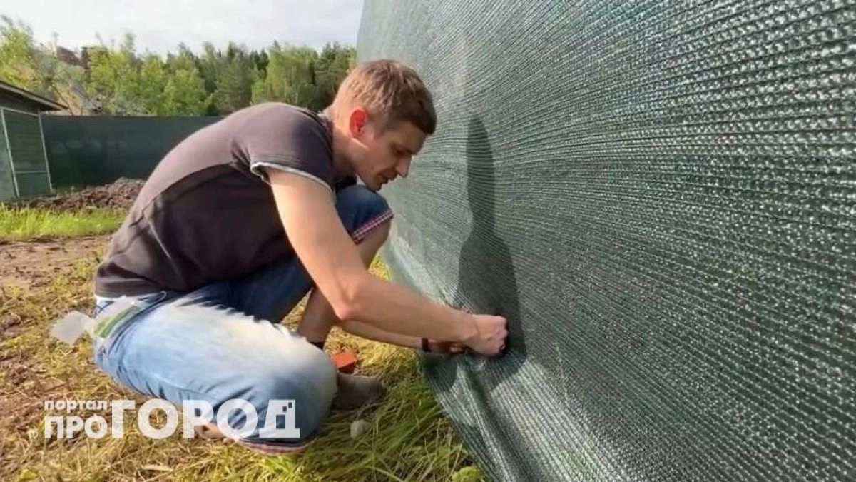 Сделал дорогой забор за один день почти бесплатно: теперь весь поселок мучается вопросом как мне это удалось